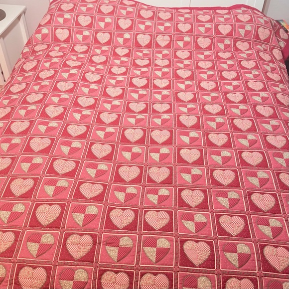 Red heart patchwork quilt - Picture 2 of 12